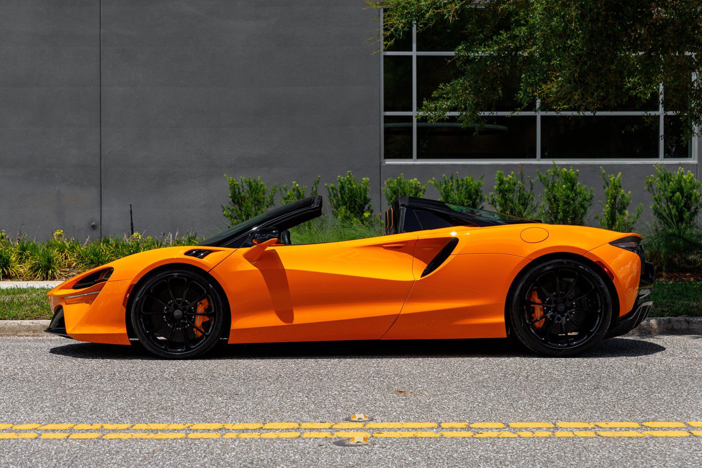 Used 2025 McLaren Artura Spider RWD image 22