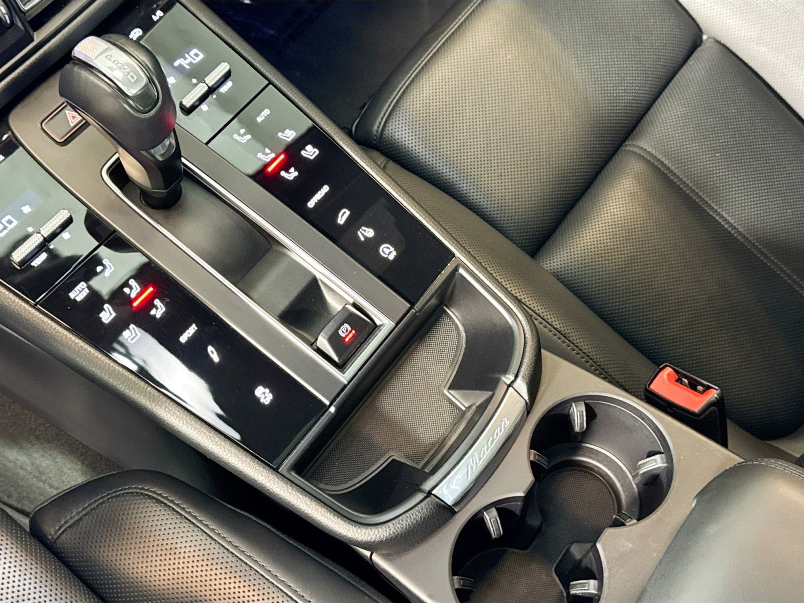 Certified 2022 Porsche Macan image 19