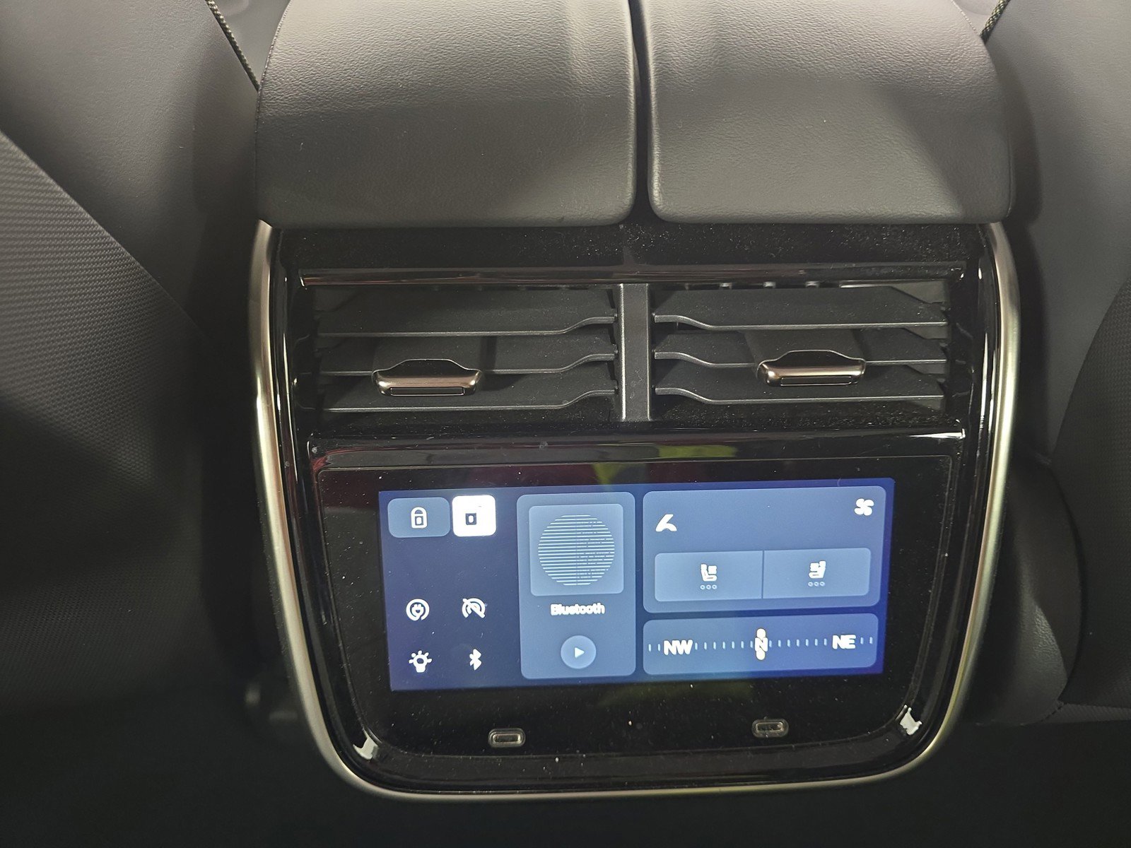 Used 2024 Rivian R1S Adventure image 30