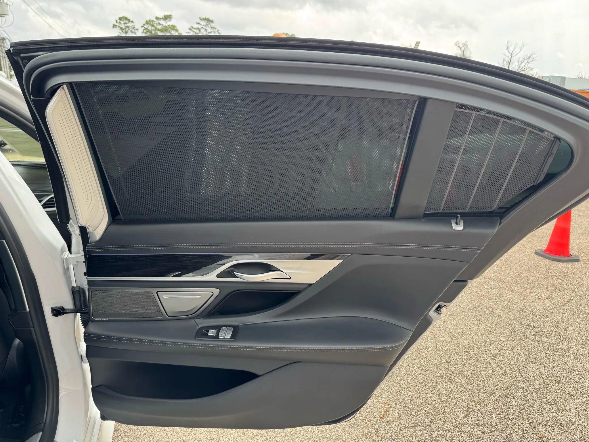 Used 2019 BMW 750i w/ Executive Package image 17