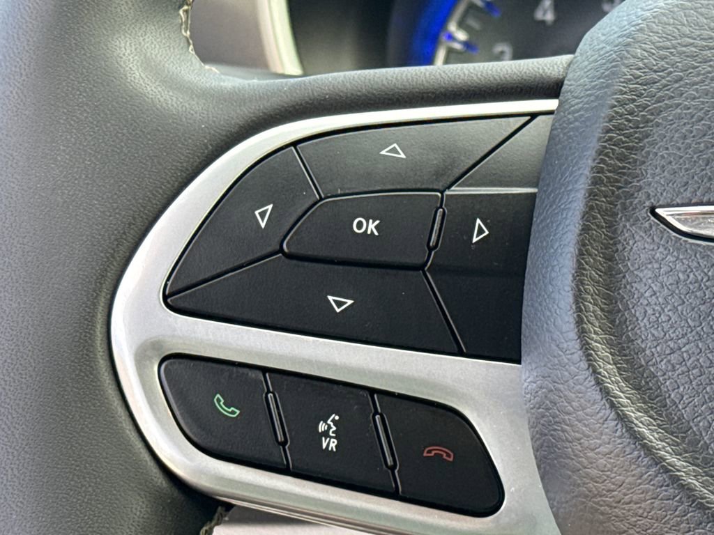 Used 2023 Chrysler Pacifica Touring-L FWD image 28