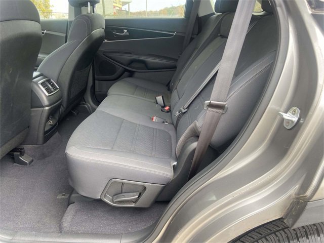 Used 2017 Kia Sorento L image 11