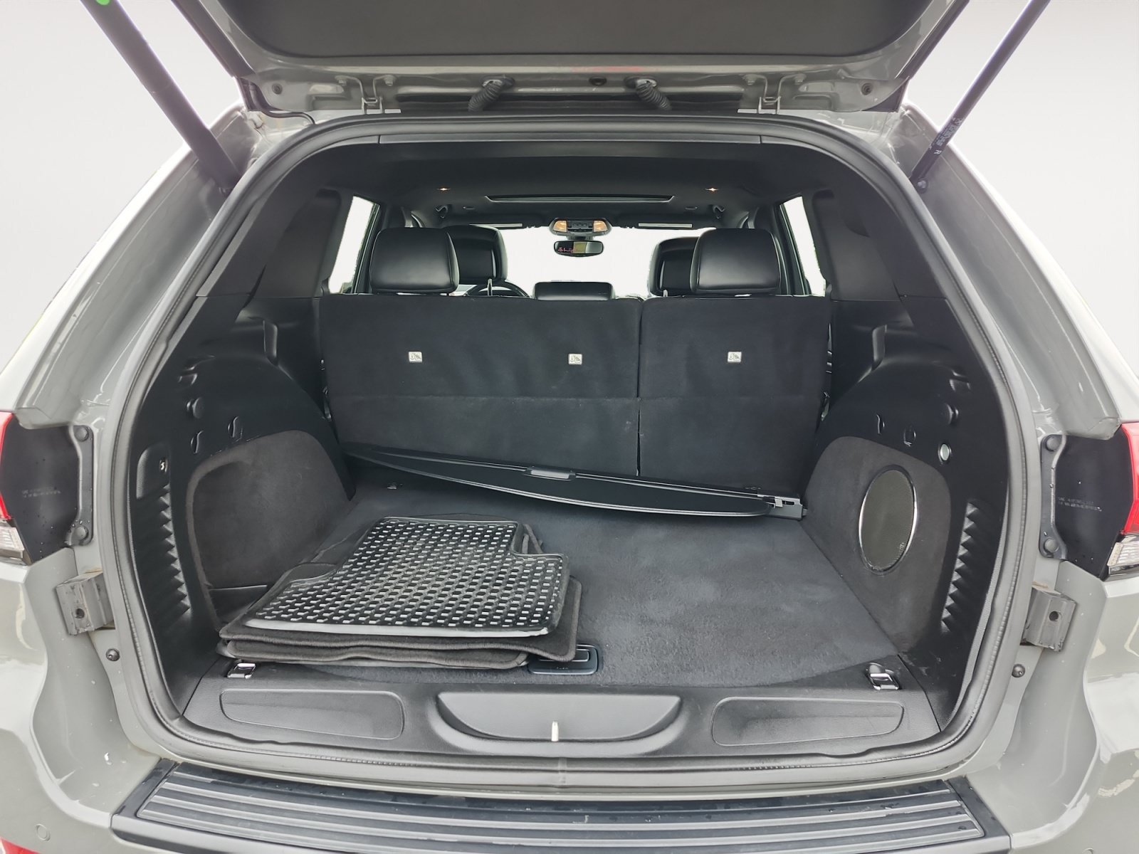 Used 2019 Jeep Grand Cherokee Altitude AWD/4WD image 16