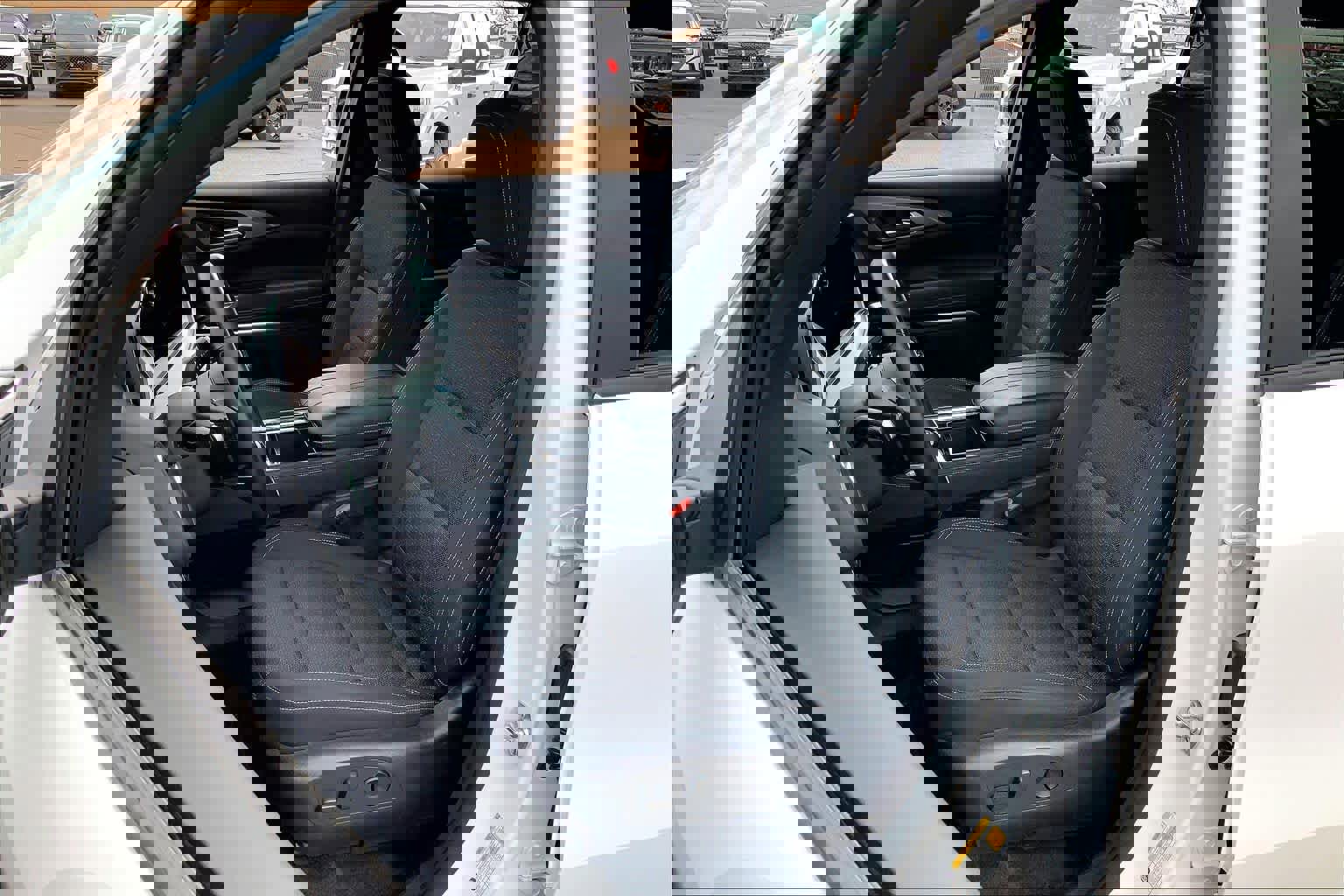 Used 2025 Chevrolet Traverse LT image 7