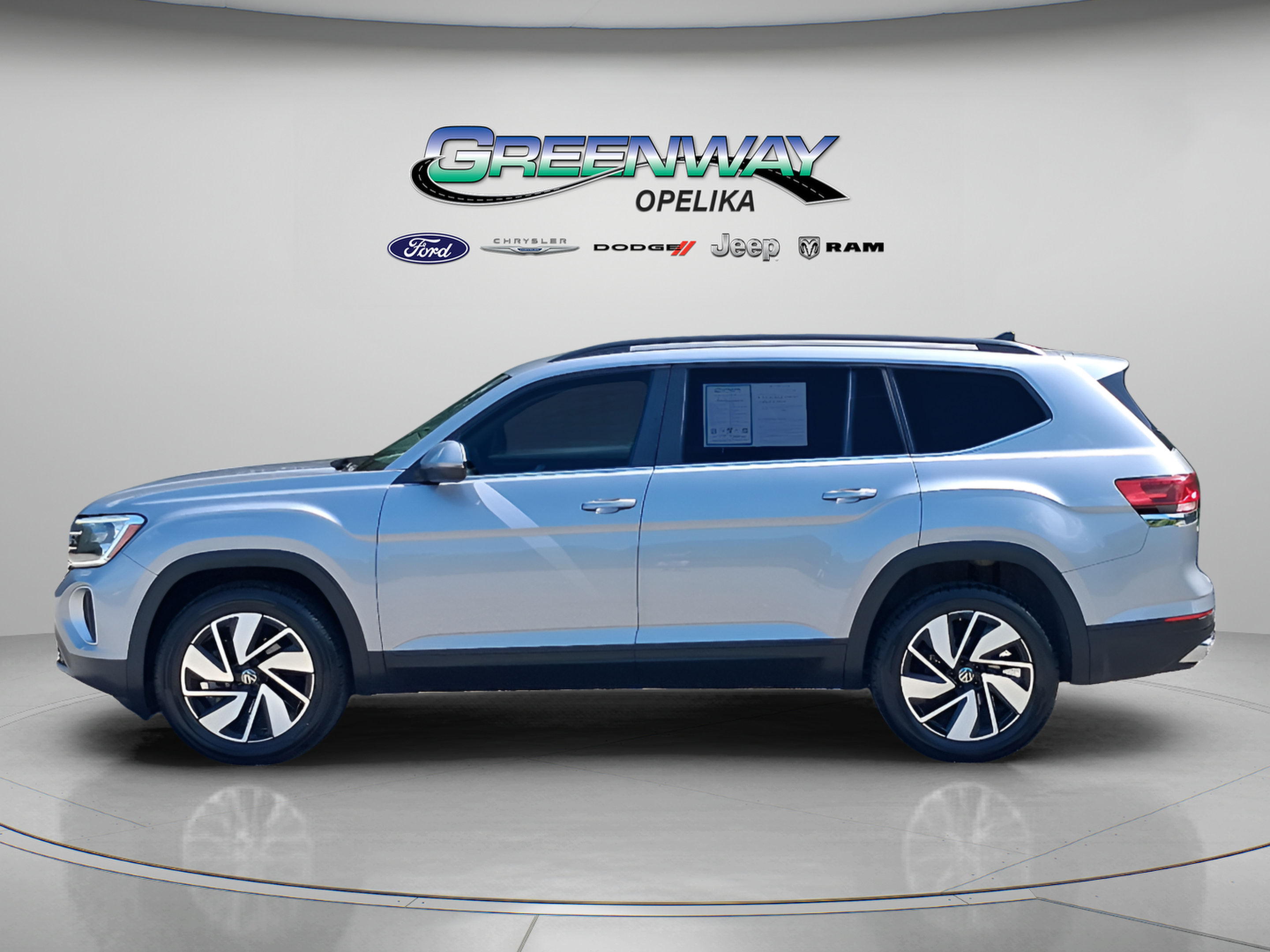 Used 2025 Volkswagen Atlas SE AWD/4WD image 4