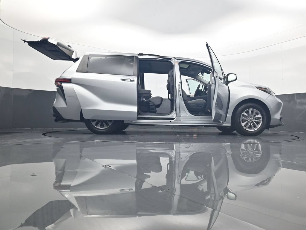 Used 2022 Toyota Sienna XLE w/ XLE Plus Package AWD/4WD image 35