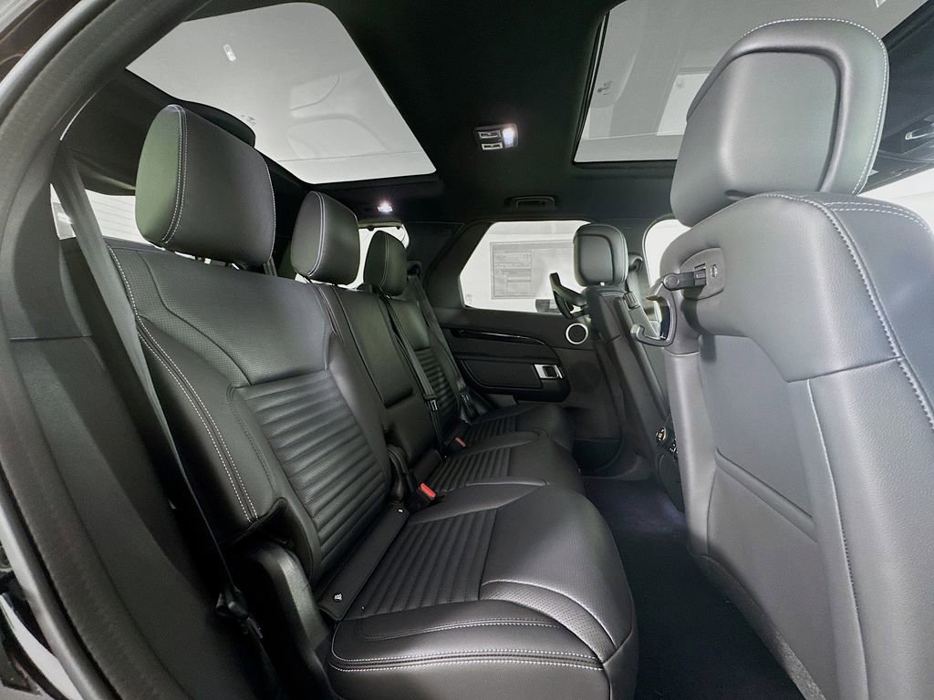 New 2025 Land Rover Discovery S image 27