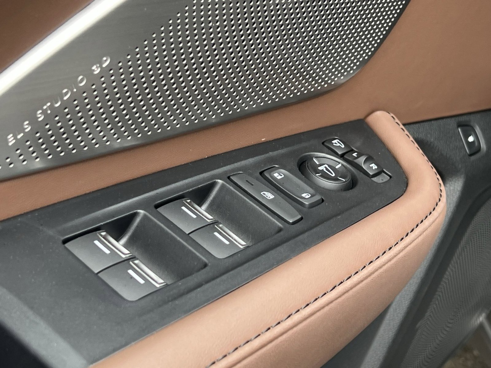 Certified 2025 Acura RDX SH-AWD w/ Advance Package image 16