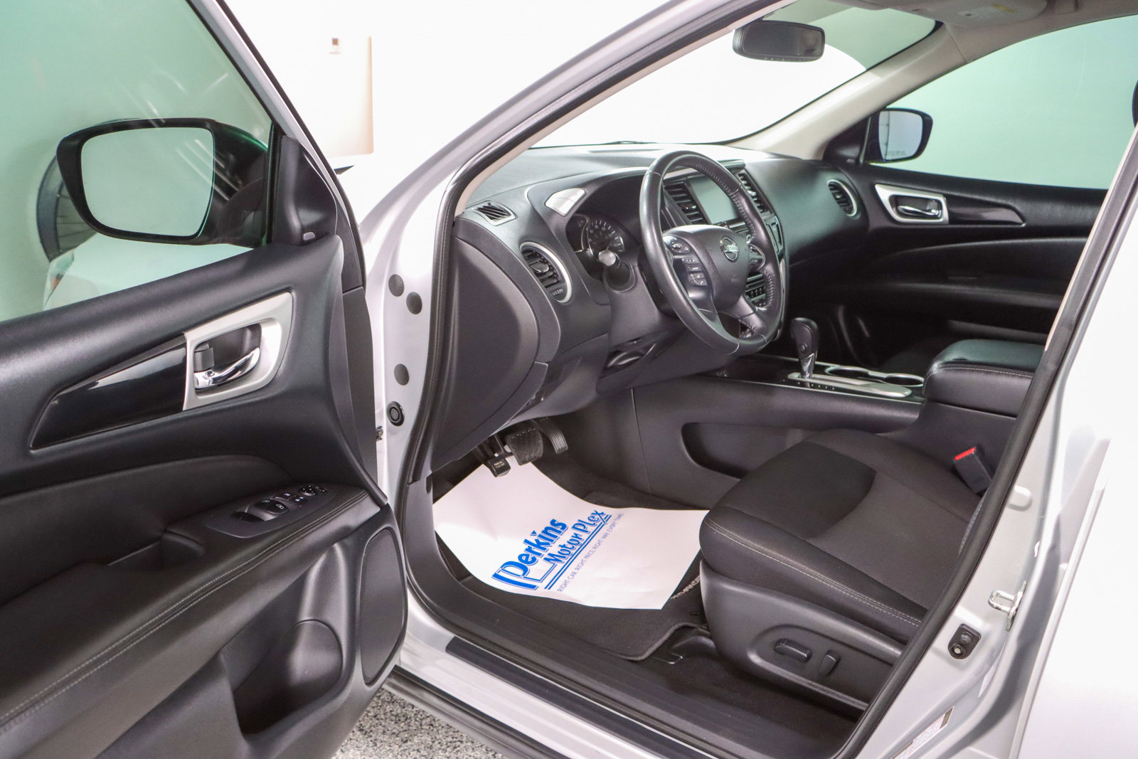 Used 2019 Nissan Pathfinder SV image 3