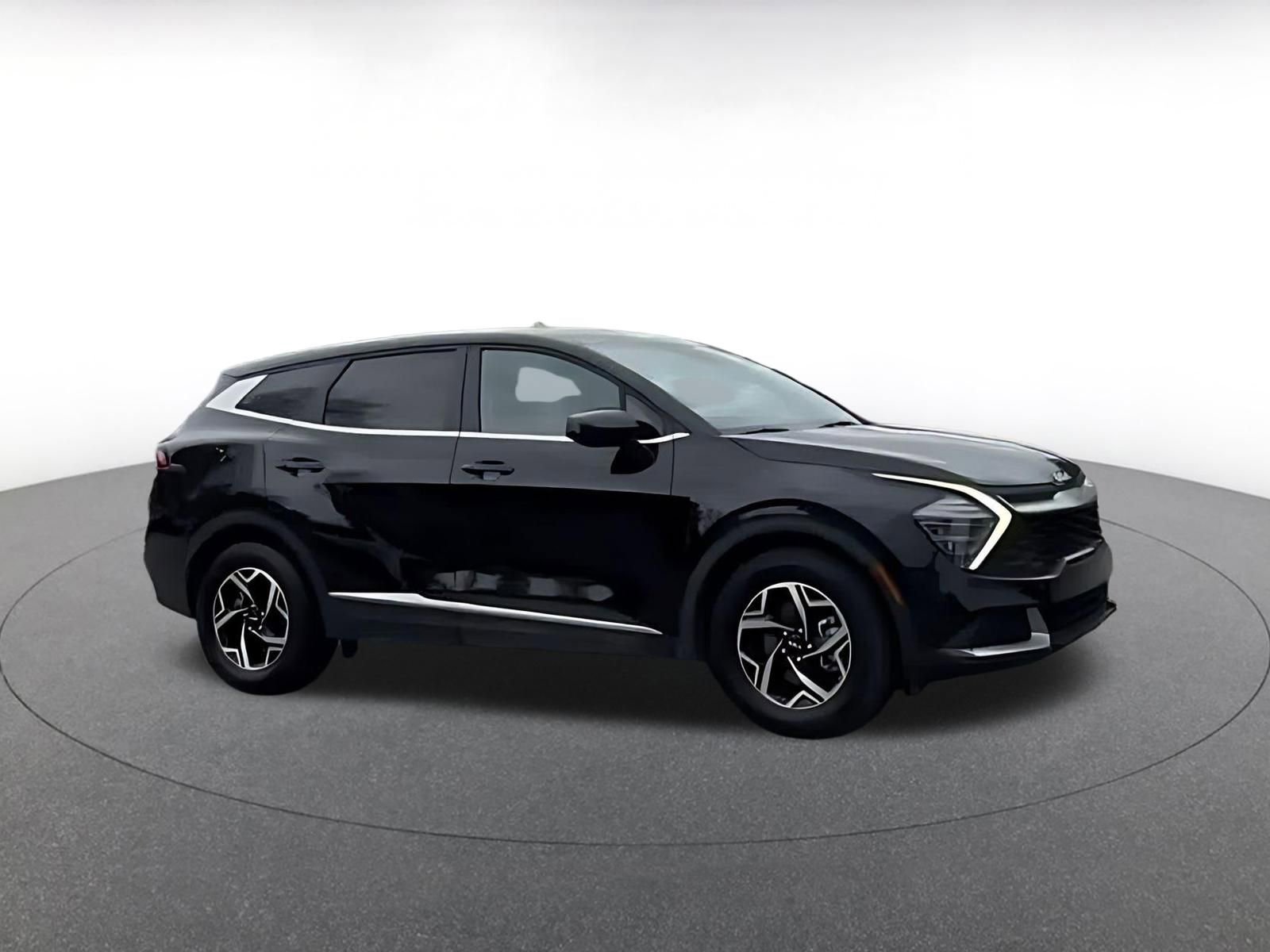 Used 2025 Kia Sportage LX image 2