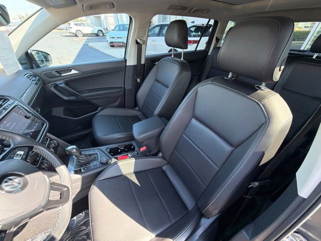 Certified 2021 Volkswagen Tiguan SE w/ Panoramic Sunroof Package AWD/4WD image 16