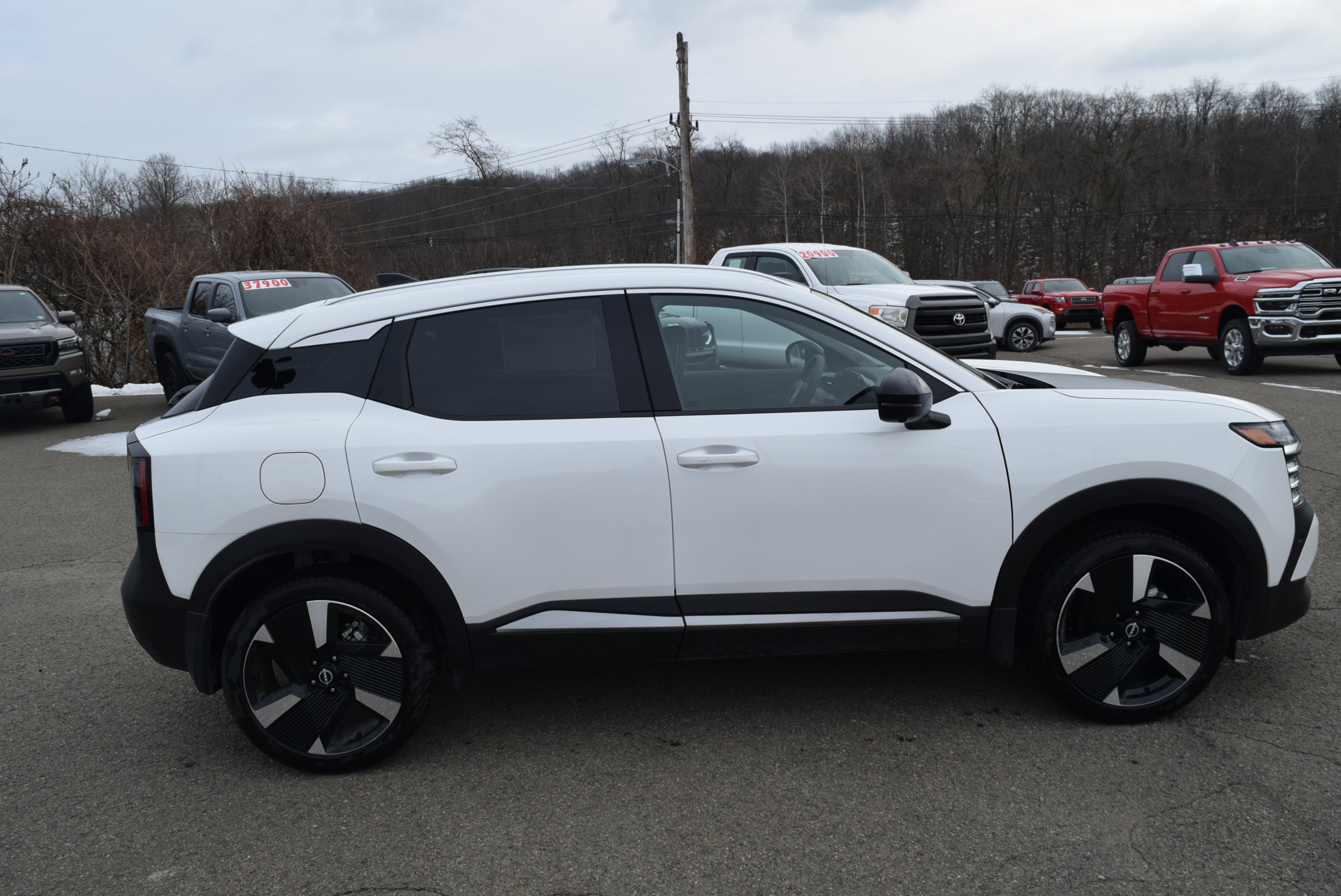 Used 2026 Nissan Kicks SR w/ SR Premium Package image 7