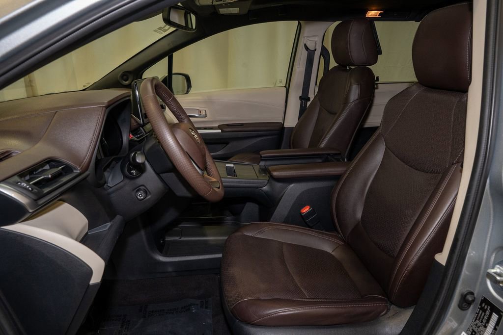 Used 2022 Toyota Sienna Platinum image 13