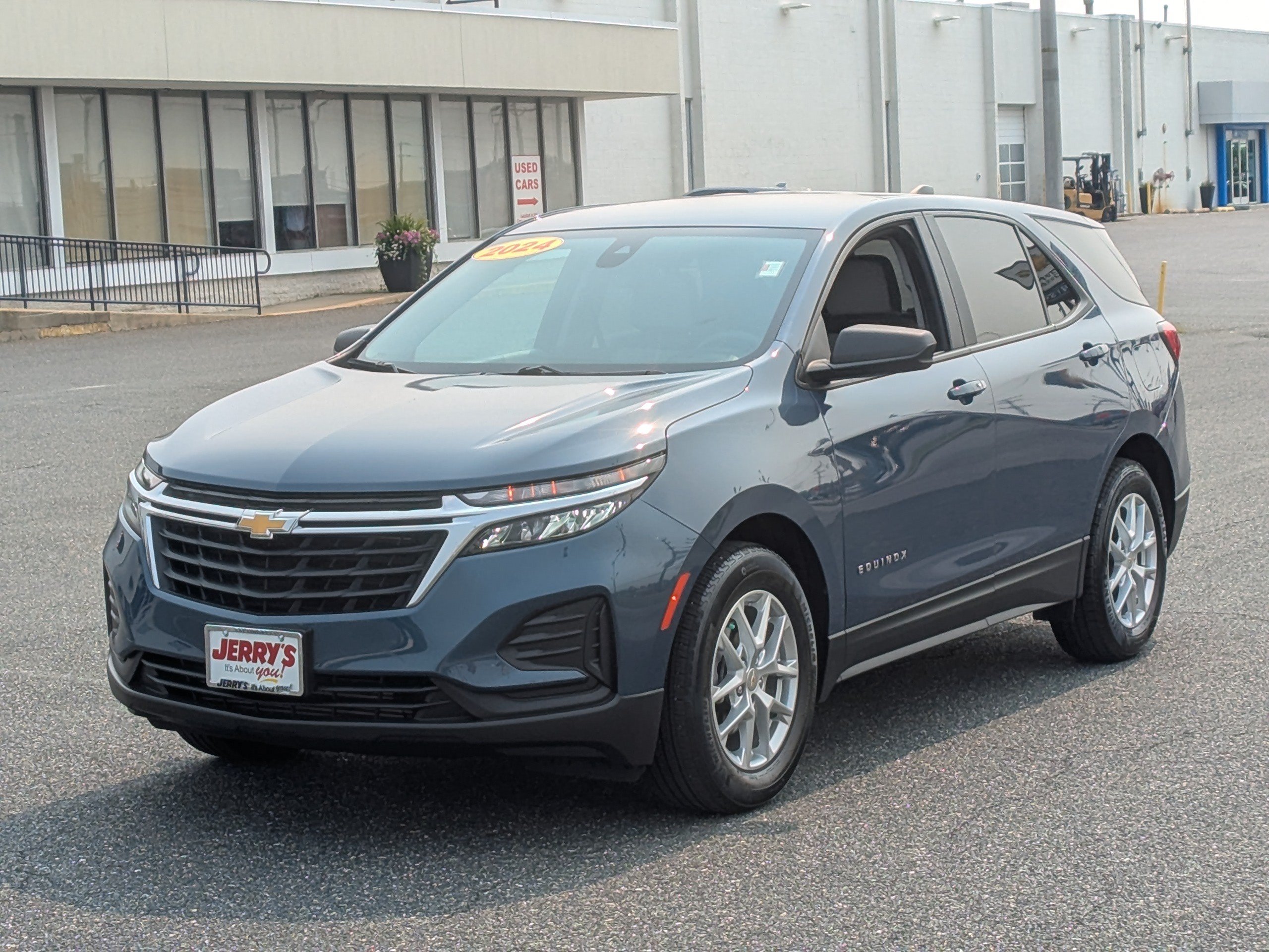 Used 2024 Chevrolet Equinox LS w/ LS Convenience Package FWD image 4