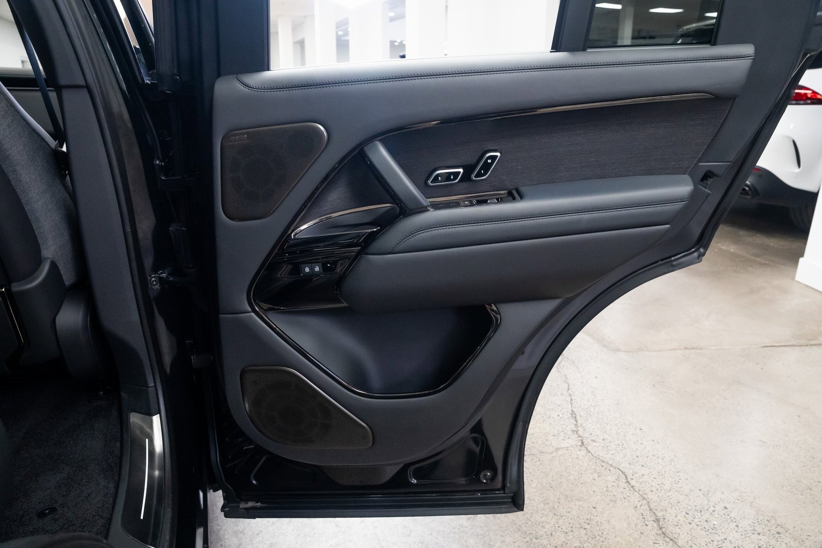 Used 2023 Land Rover Range Rover SV image 27