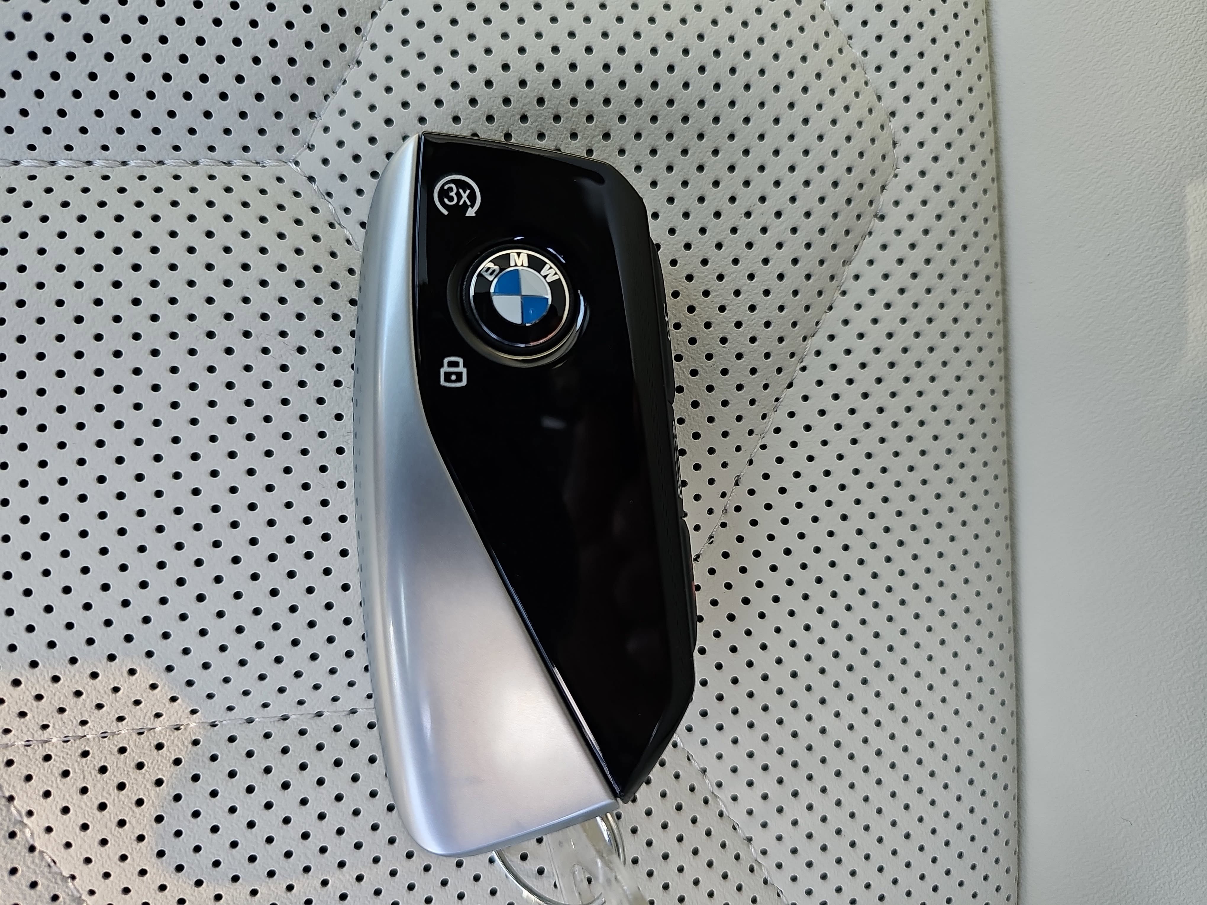 Used 2025 BMW 530i w/ Premium Package RWD image 38