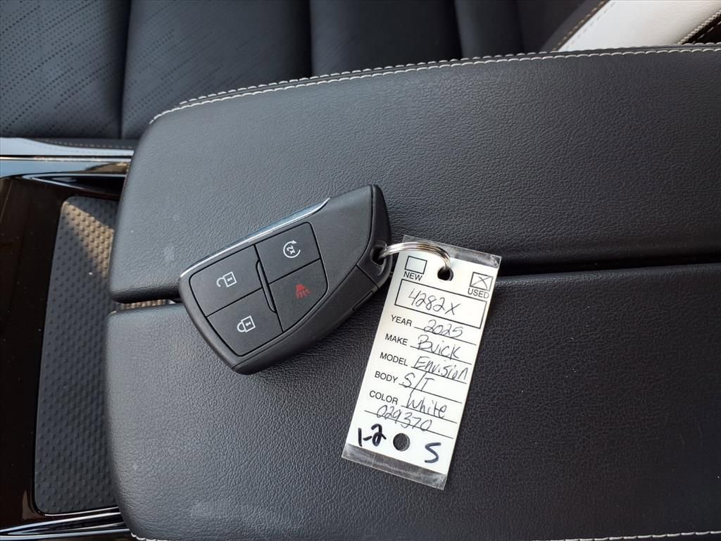 Certified 2025 Buick Envision Sport Touring image 12