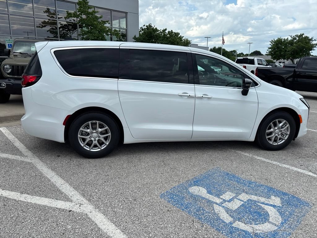 New 2027 Chrysler Pacifica Select FWD image 30