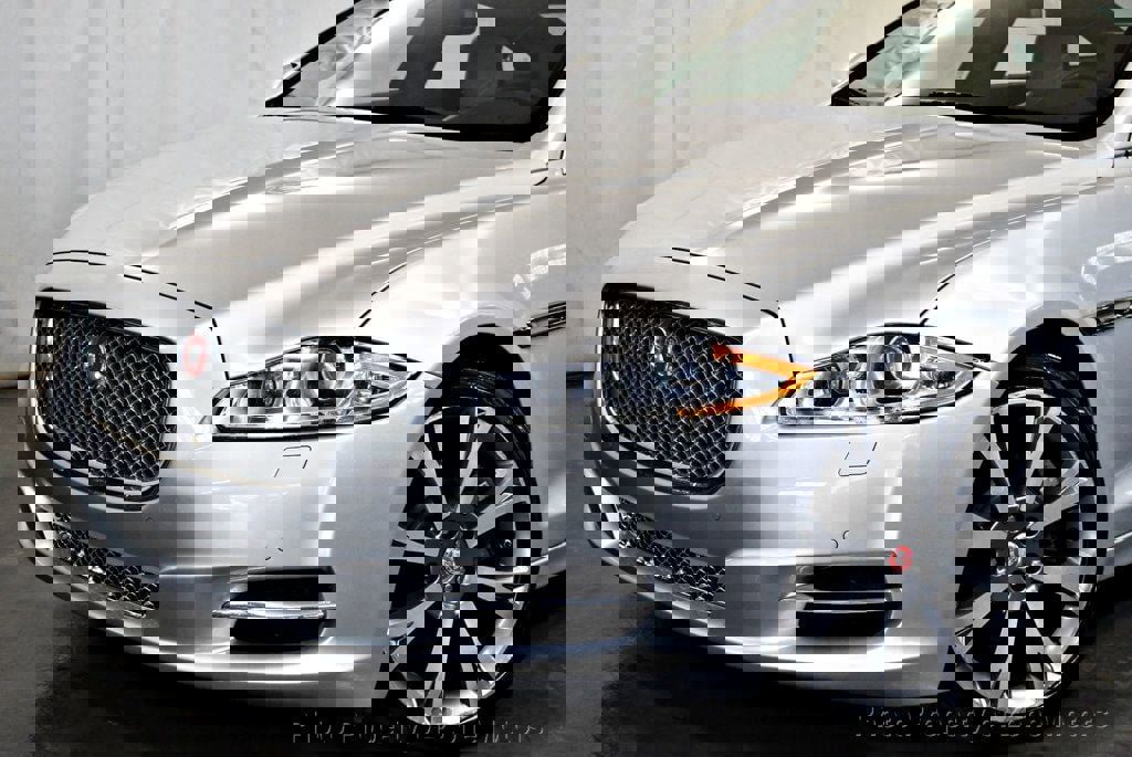 Used 2015 Jaguar XJ image 2