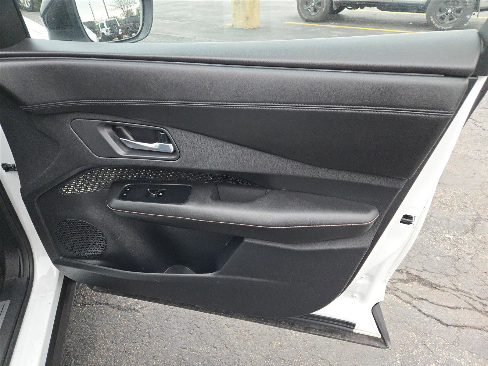 Used 2023 Nissan Ariya AWD image 6