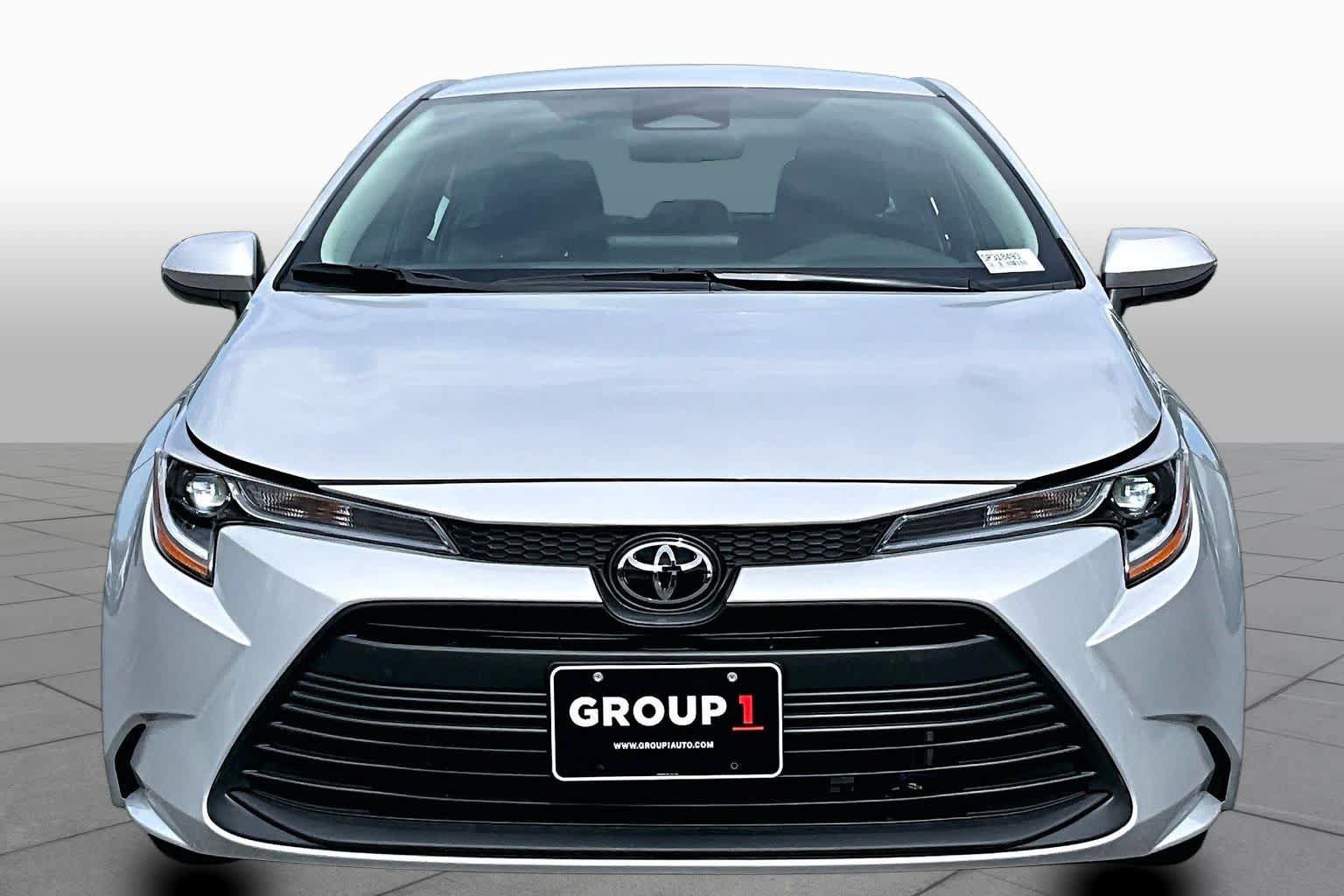 Used 2025 Toyota Corolla LE w/ LE Premium Package FWD image 4