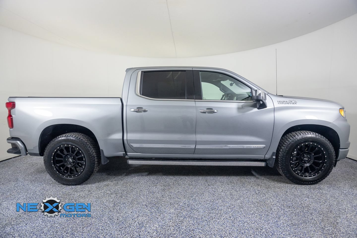 Used 2025 Chevrolet Silverado 1500 High Country w/ Technology Package AWD/4WD image 8