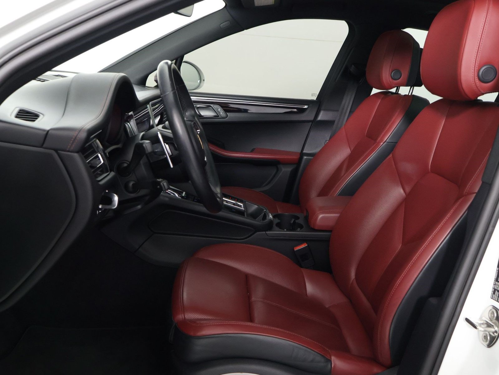 Certified 2023 Porsche Macan AWD/4WD image 5