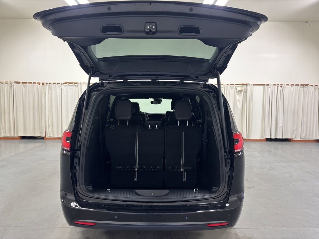 New 2026 Chrysler Pacifica Select w/ S Appearance Package image 25