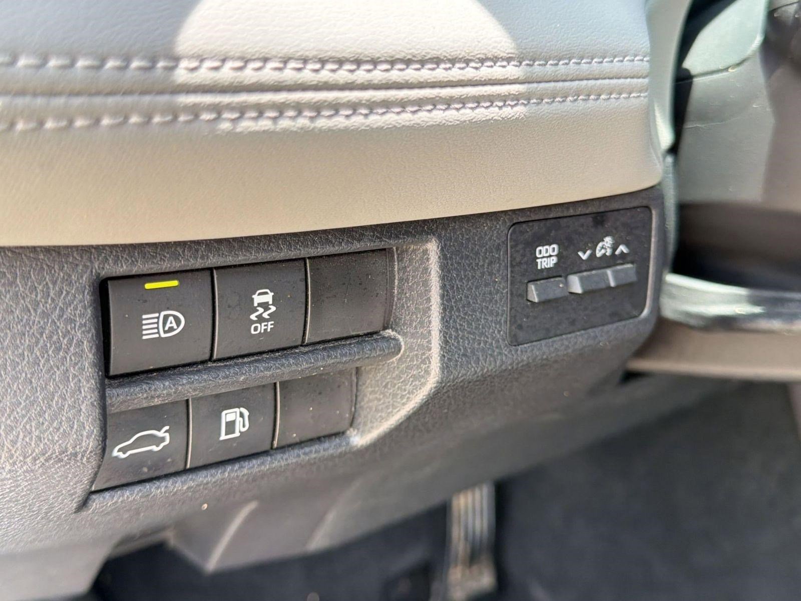 Used 2022 Toyota Avalon XLE FWD image 19