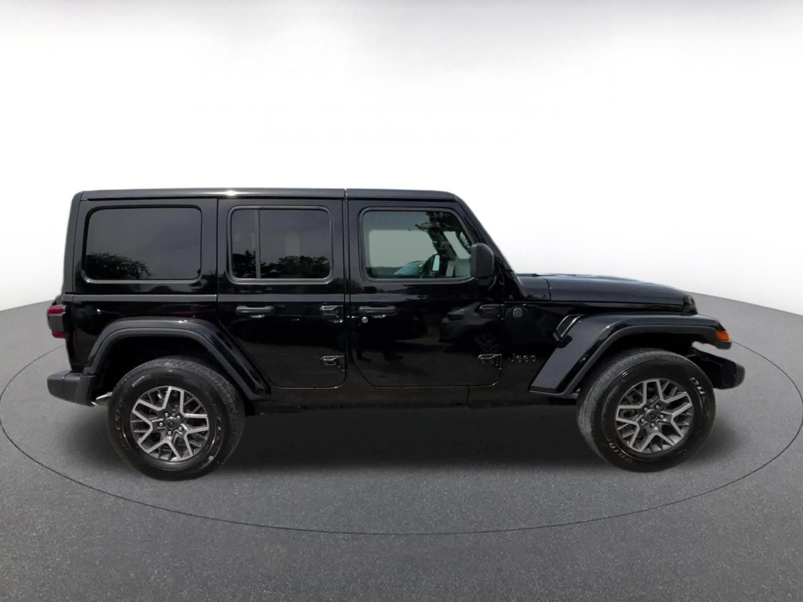 Used 2025 Jeep Wrangler Unlimited Sahara AWD/4WD image 16