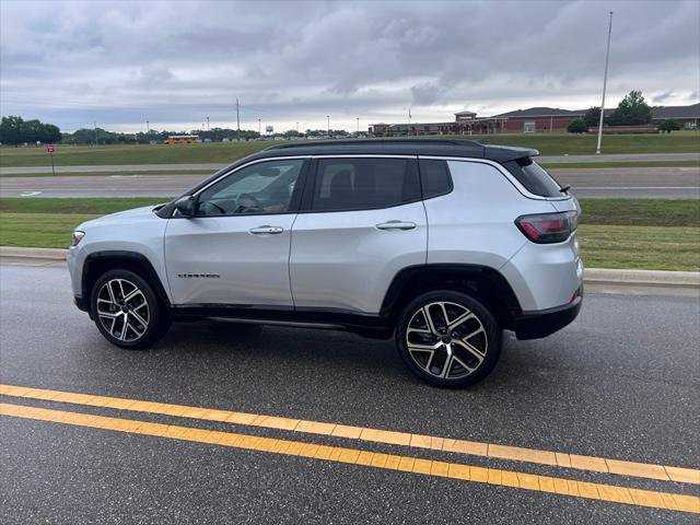Certified 2025 Jeep Compass Limited w/ Elite Group AWD/4WD image 8