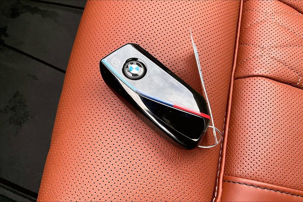 Used 2025 BMW X7 M60i w/ Climate Comfort Package image 11