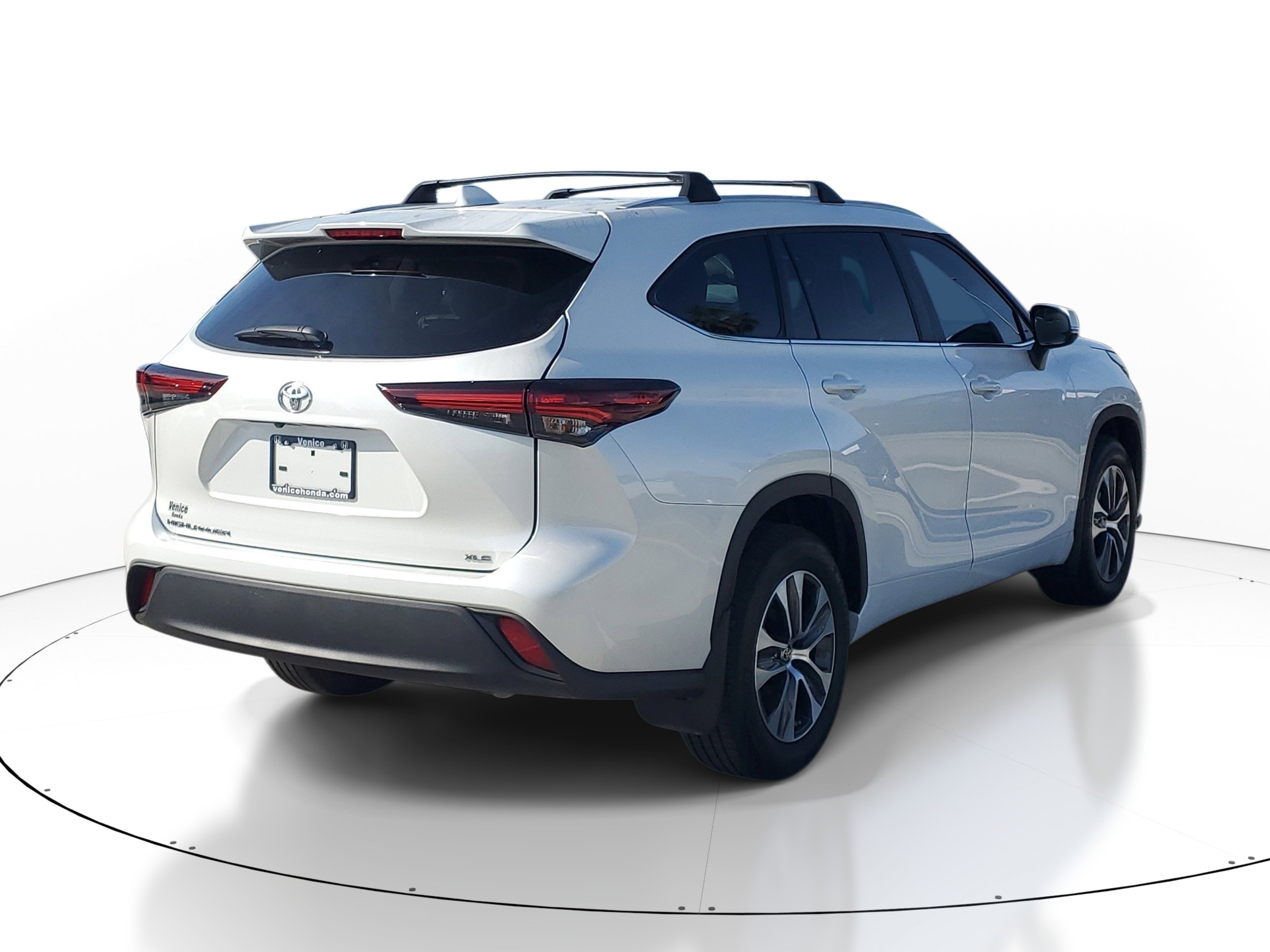 Used 2024 Toyota Highlander XLE FWD image 5