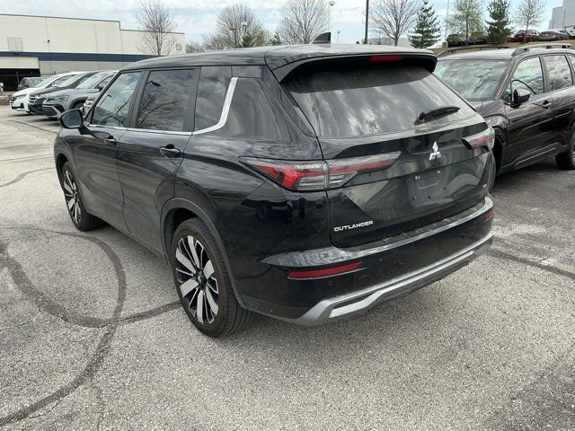 Used 2025 Mitsubishi Outlander SE image 12
