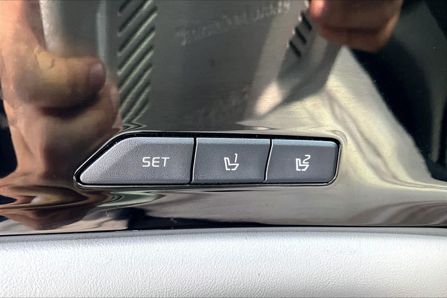 Certified 2024 Kia Carnival SX FWD image 32
