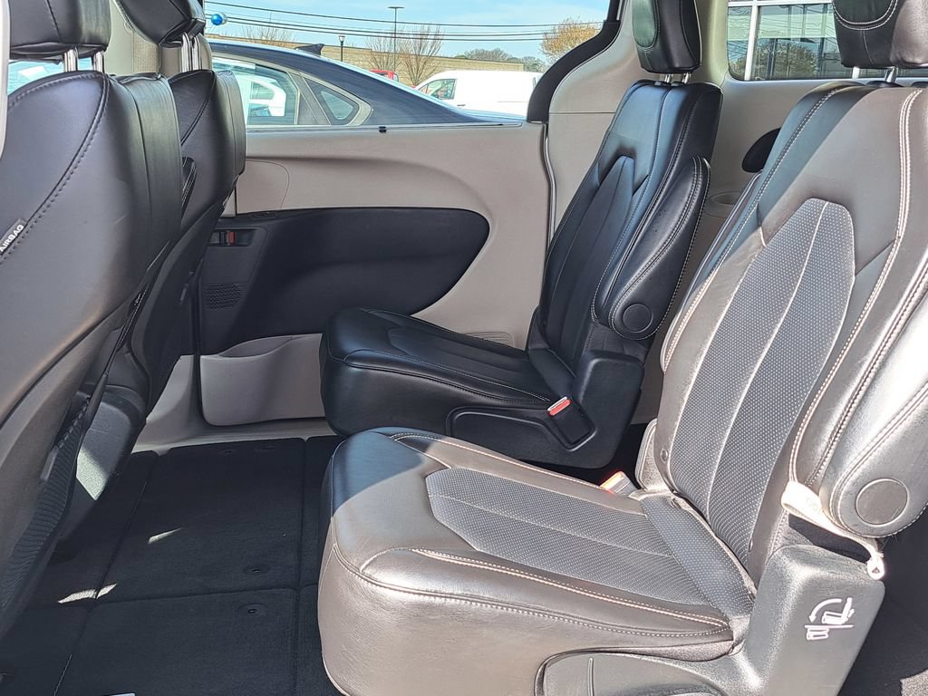 Used 2024 Chrysler Pacifica Touring-L FWD image 15