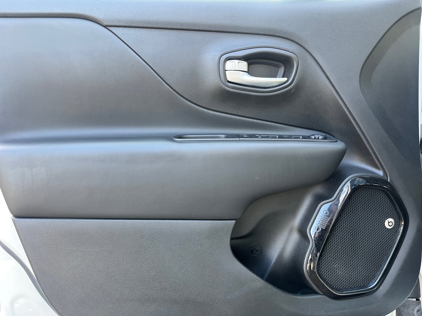 Used 2019 Jeep Renegade Altitude w/ UConnect 8.4 Nav Group AWD/4WD image 15