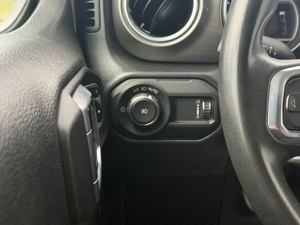 Used 2023 Jeep Wrangler Unlimited Sahara AWD/4WD image 14