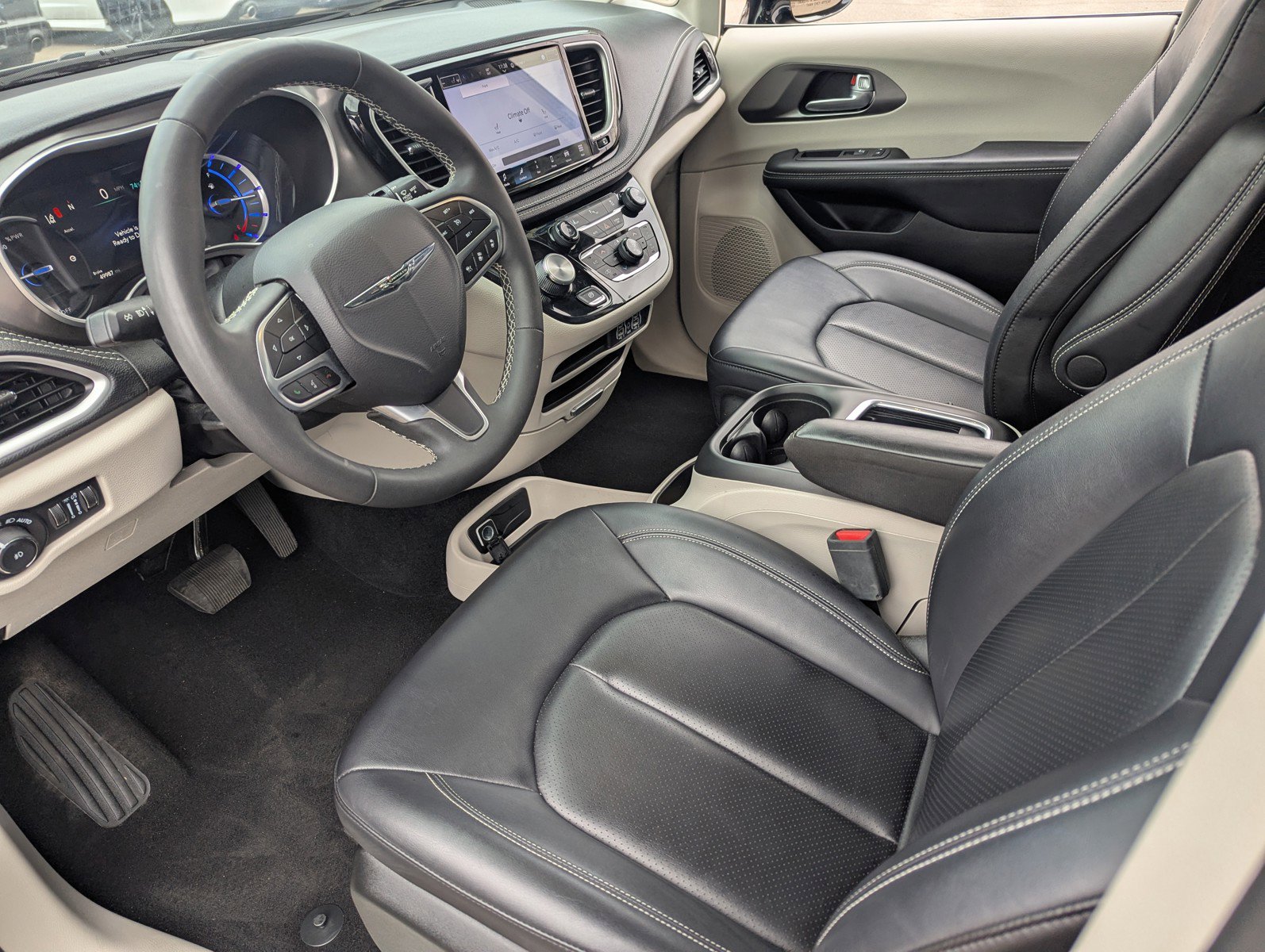 Used 2024 Chrysler Pacifica Select image 26