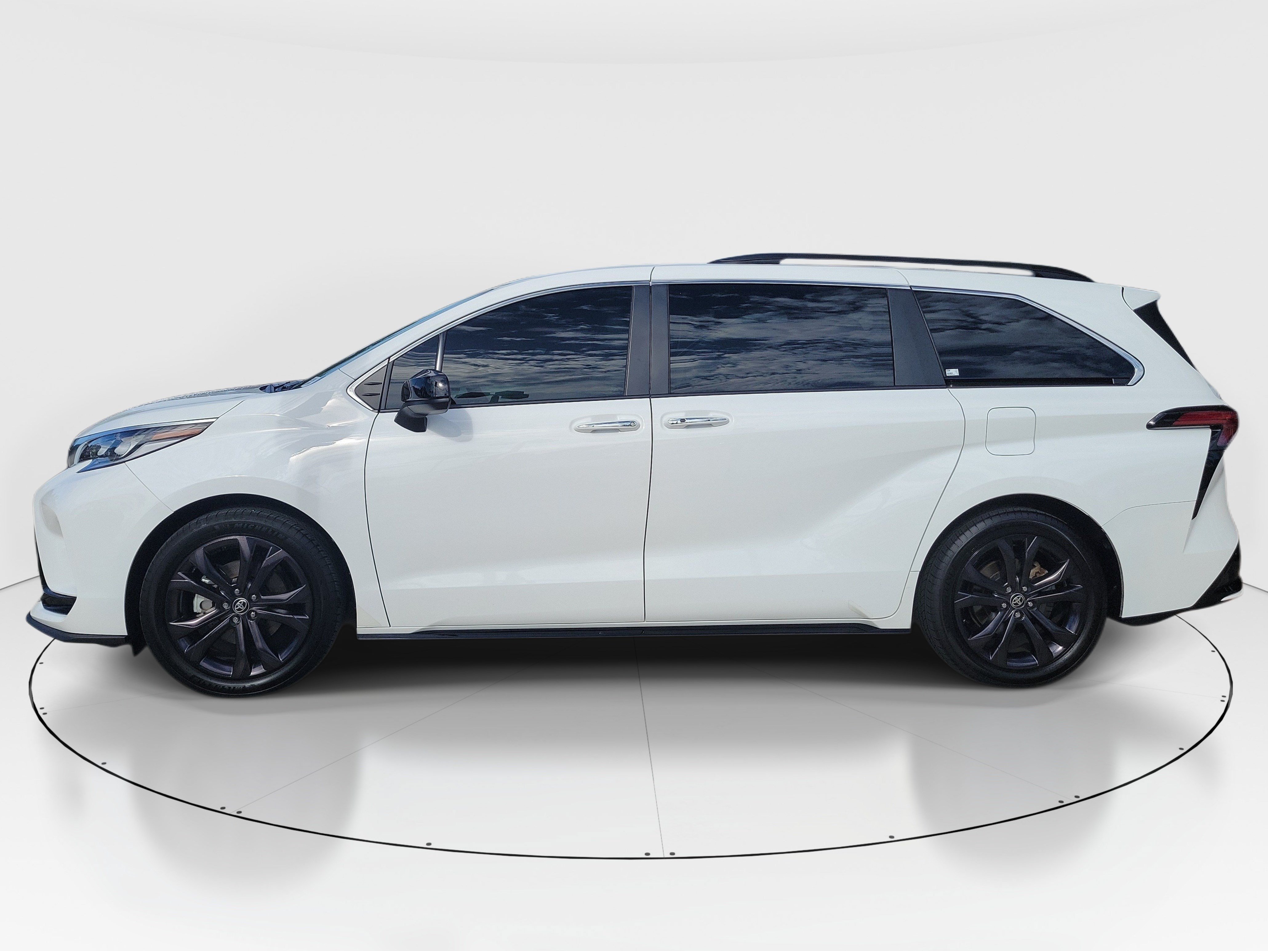 Used 2022 Toyota Sienna XSE FWD image 4