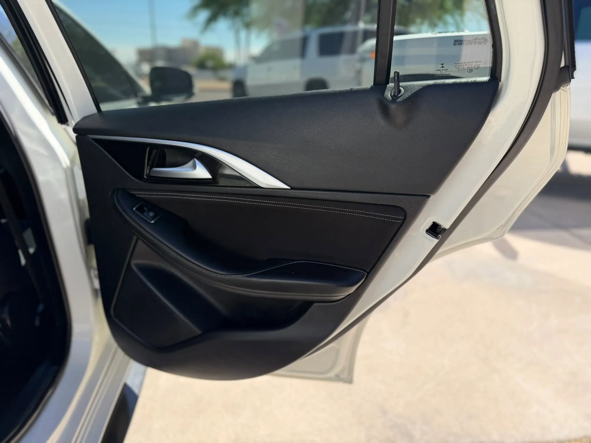 Used 2018 INFINITI QX30 image 16