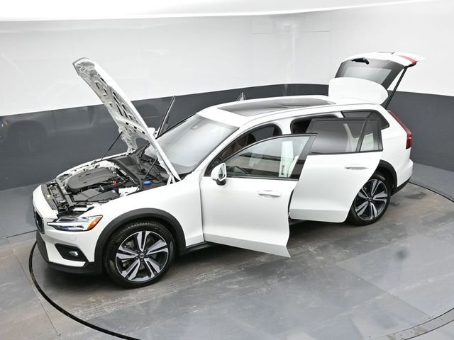Used 2025 Volvo V60 B5 Cross Country Plus image 43