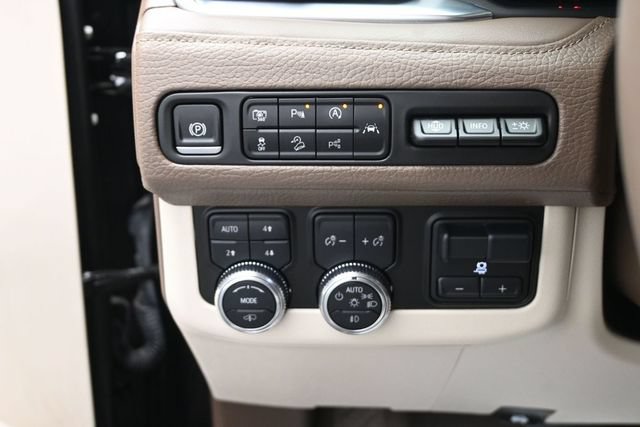 Used 2024 GMC Yukon Denali w/ Advanced Technology Package AWD/4WD image 11