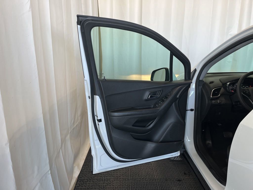 Used 2022 Chevrolet Trax LT w/ LT Convenience Package image 16