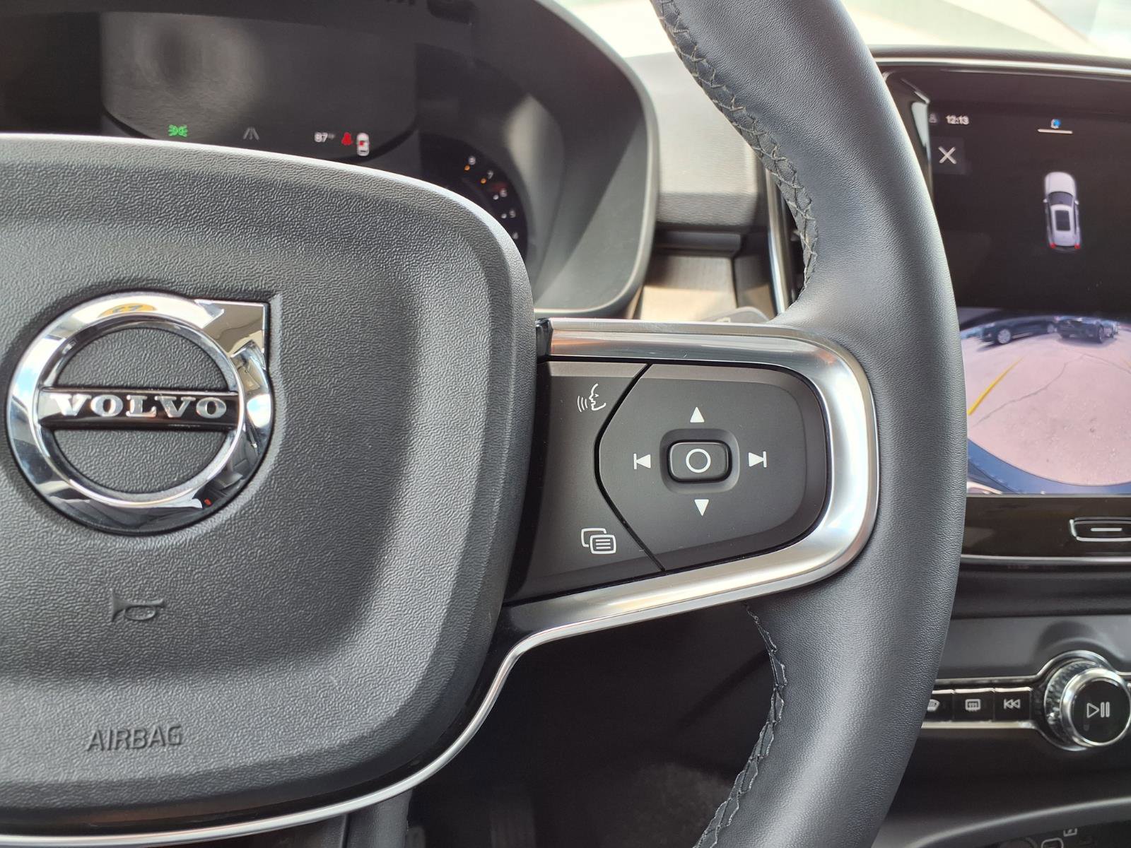 Used 2023 Volvo XC40 B5 Plus image 29