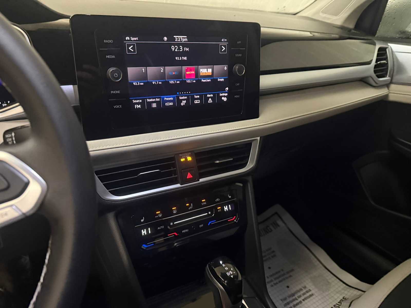 Certified 2025 Volkswagen Taos SE w/ Panoramic Sunroof Package image 35