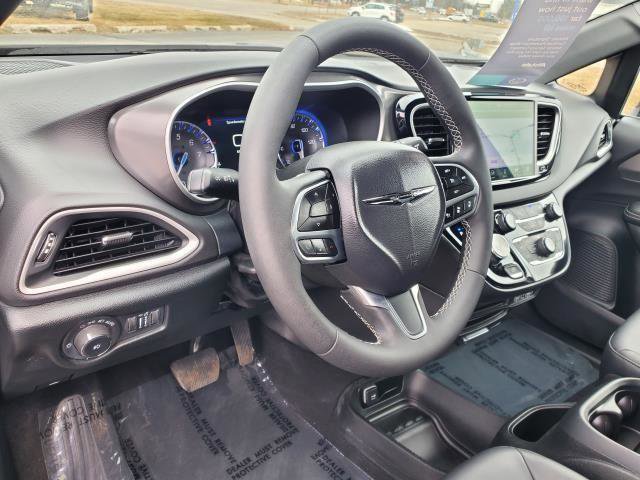 Used 2025 Chrysler Pacifica Select image 8
