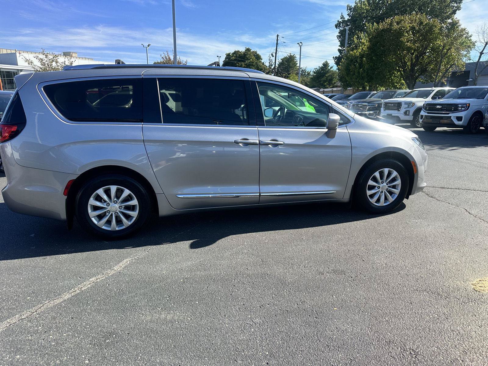 Used 2018 Chrysler Pacifica Touring-L FWD image 3