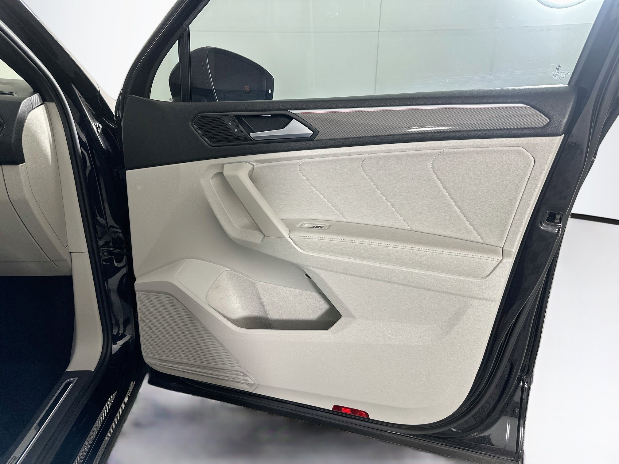 Used 2022 Volkswagen Tiguan SE R-Line FWD image 34