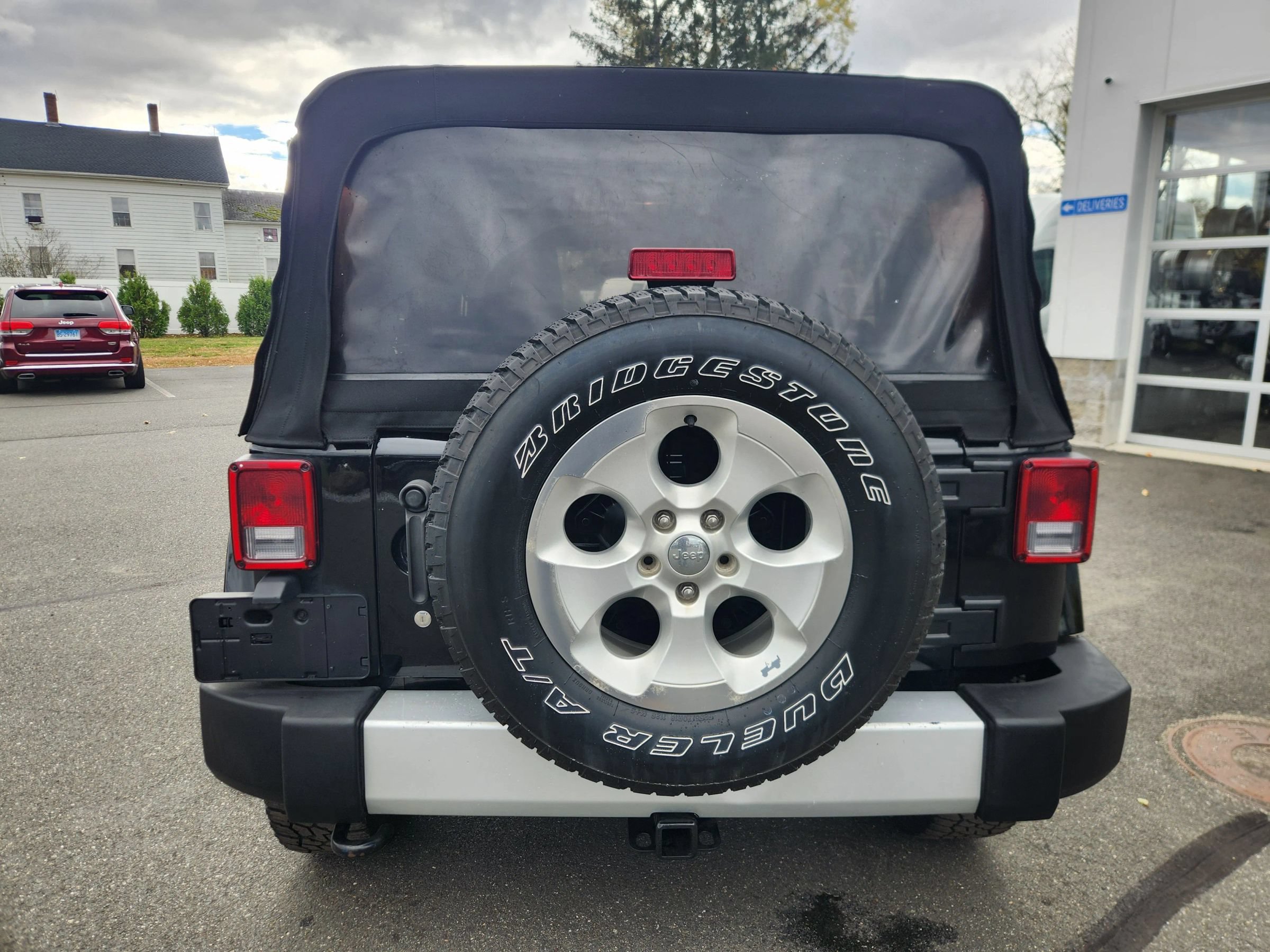 Used 2015 Jeep Wrangler Unlimited Sahara w/ Connectivity Group AWD/4WD image 14